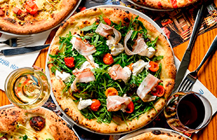 Saboreie uma pizza autêntica italiana no Vecchia Napoli