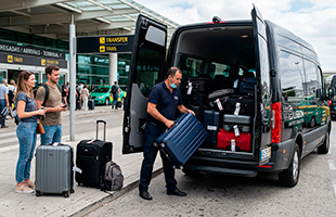 Solicite um transfer privado da hospedagem ao aeroporto
